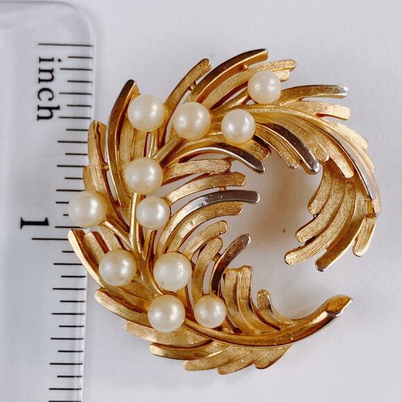 VTG Signed Trifari Brooch Mid Century Gold Tone Faux Pearl Swirl Leaf 1950s - Picture 8 of 11
